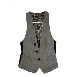 Beautiful Express suit vest does run small did not fit me.